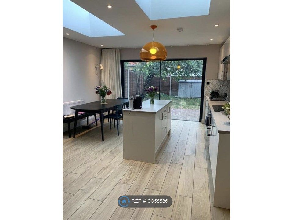 Property photo 1 of 13 Living Room / Kitchen
