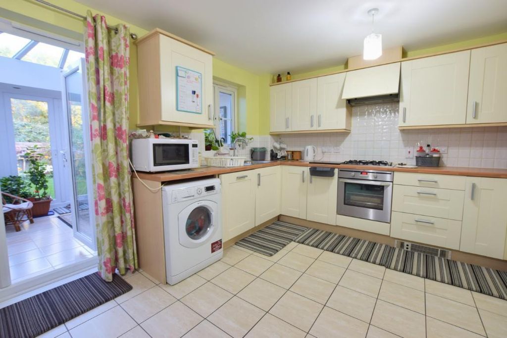 Property photo 3 of 10 Kitchen