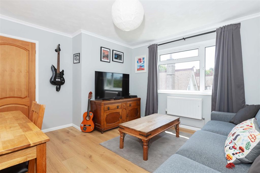 Property photo 3 of 12 Gaisford Close_5.Jpg