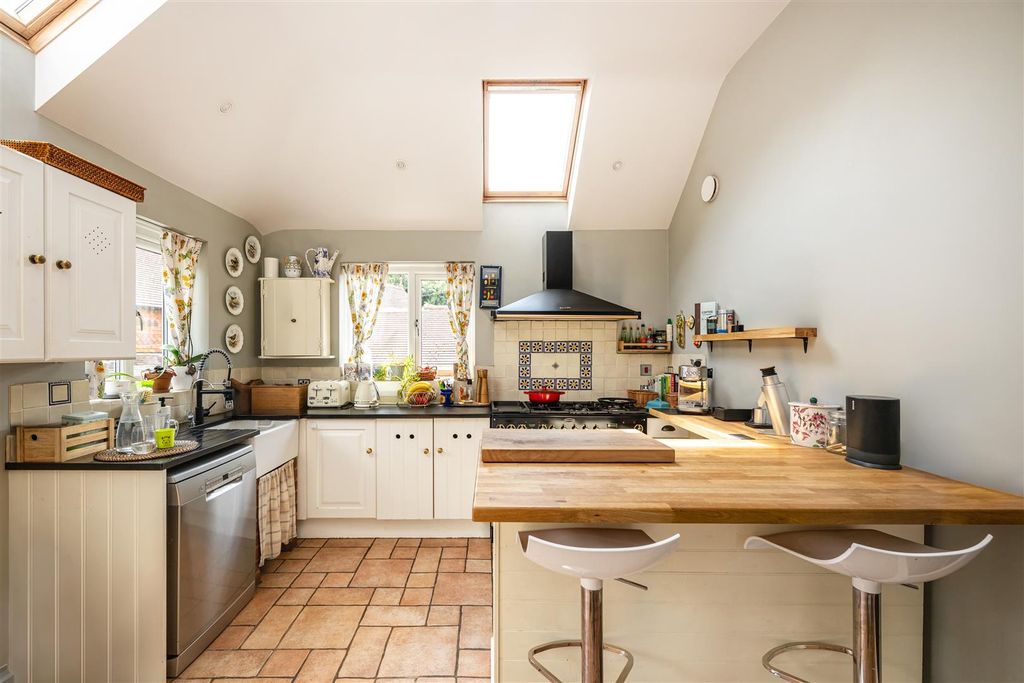 Property photo 3 of 10 Kitchen