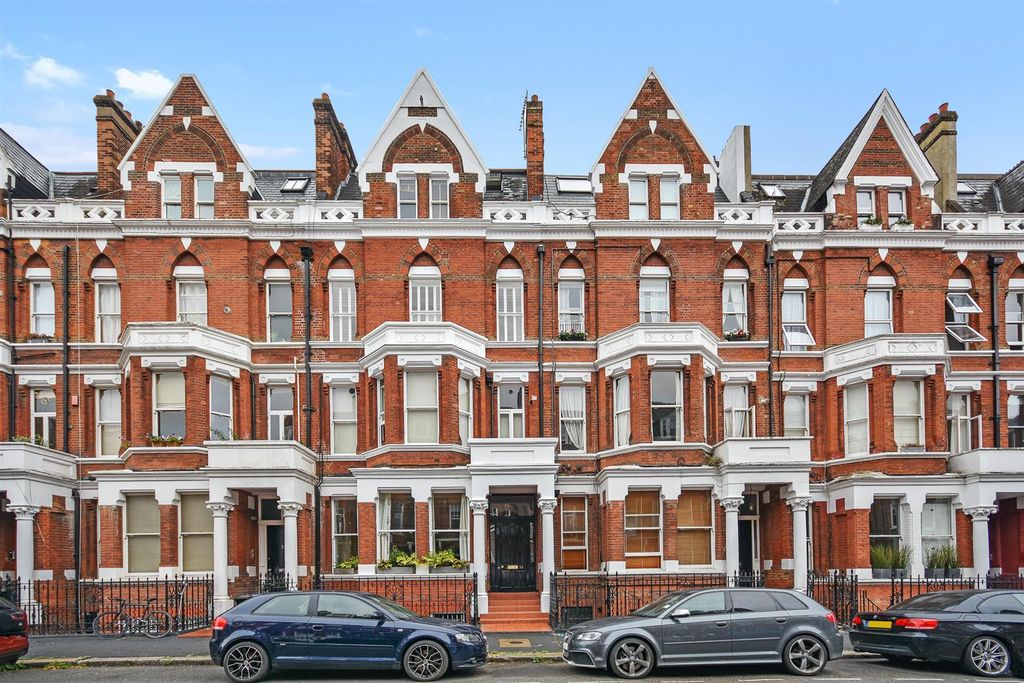 Property photo 2 of 10 Addison Gardens