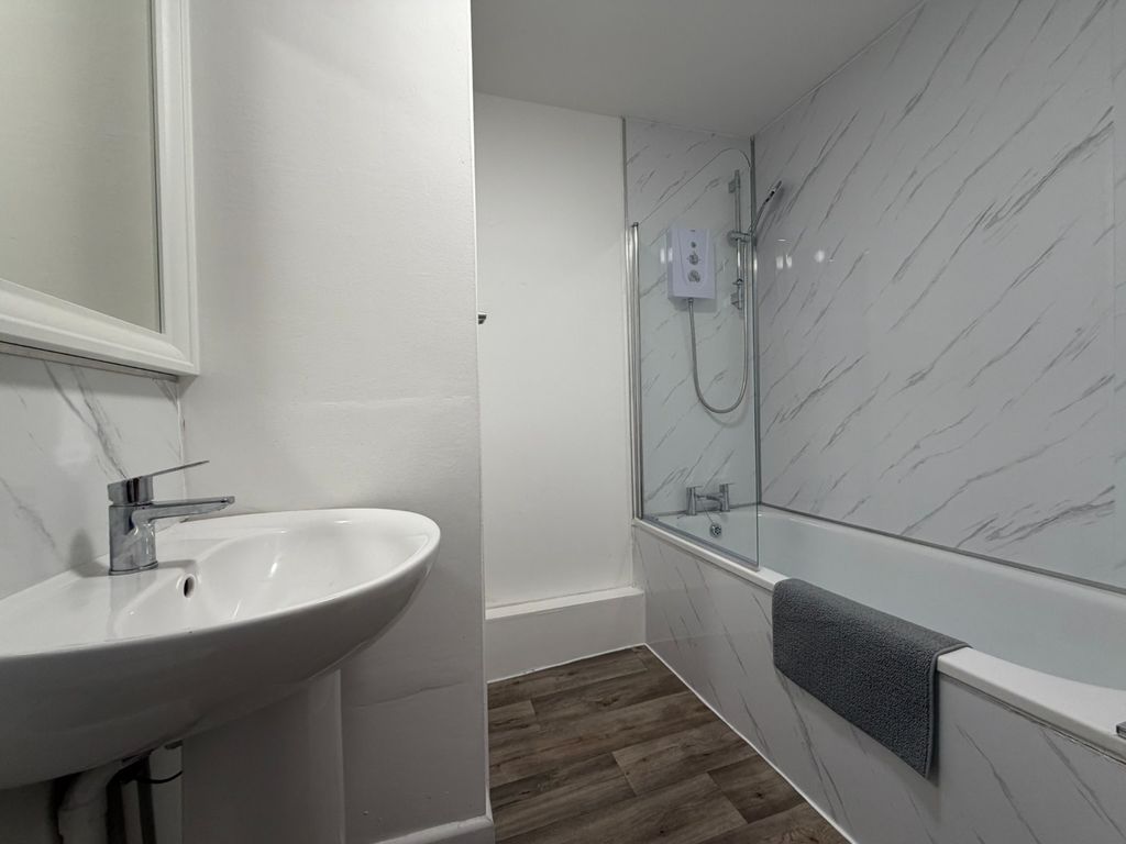 1 bed flat for sale2-3 The Square, Holsworthy, Devon EX22 photo 5