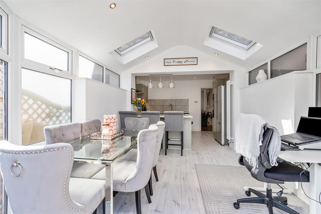 Property photo 3 of 12 25 Yew Tree Close_6.Jpg