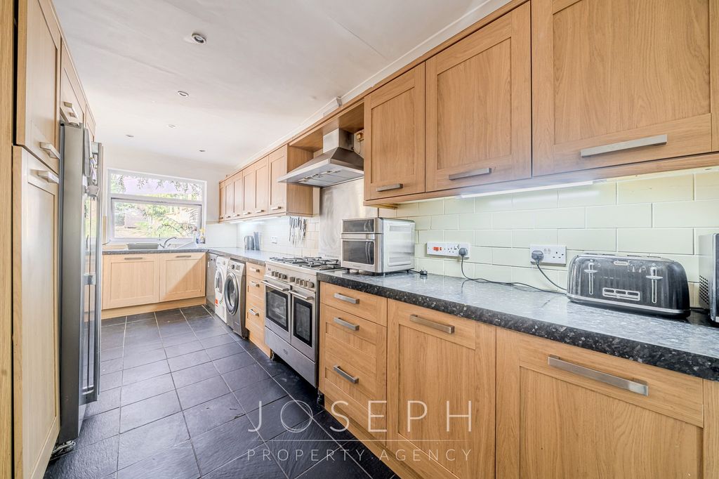 Property photo 2 of 29