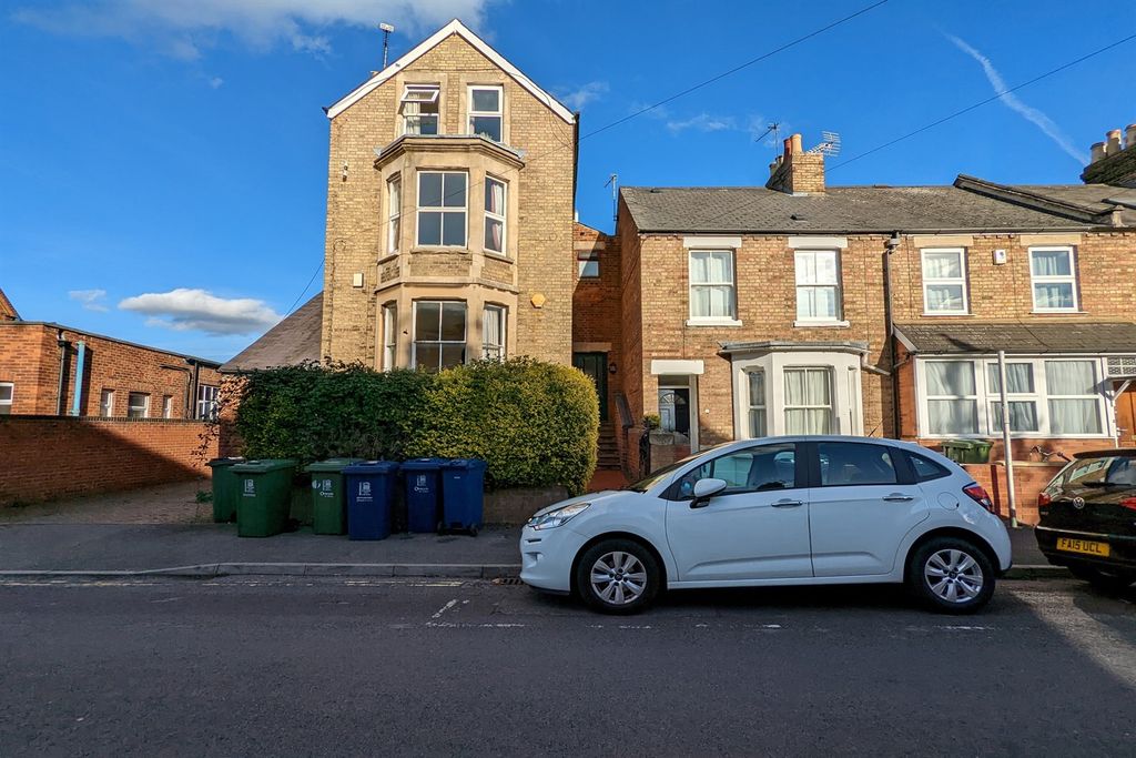 Property photo 1 of 10 (Main)