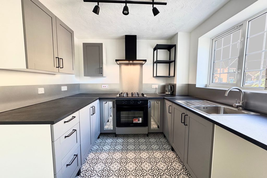 Property photo 2 of 10 Refitted Kitchen