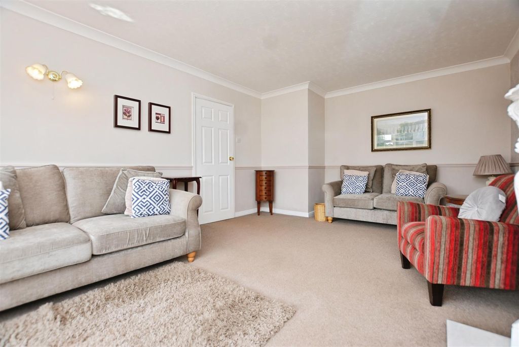 Property photo 2 of 22 Living Room