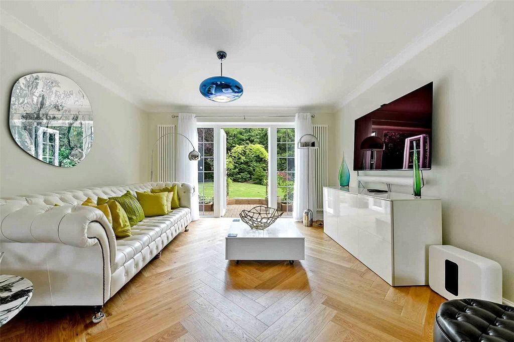 Property photo 3 of 18 Sitting Room