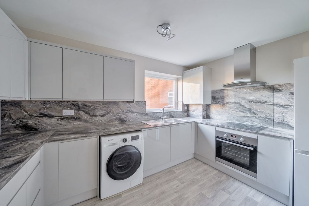 Property photo 1 of 15 1408740-12-698340...