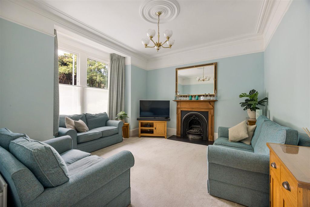 Property photo 2 of 50 Fairlop Road, E11
