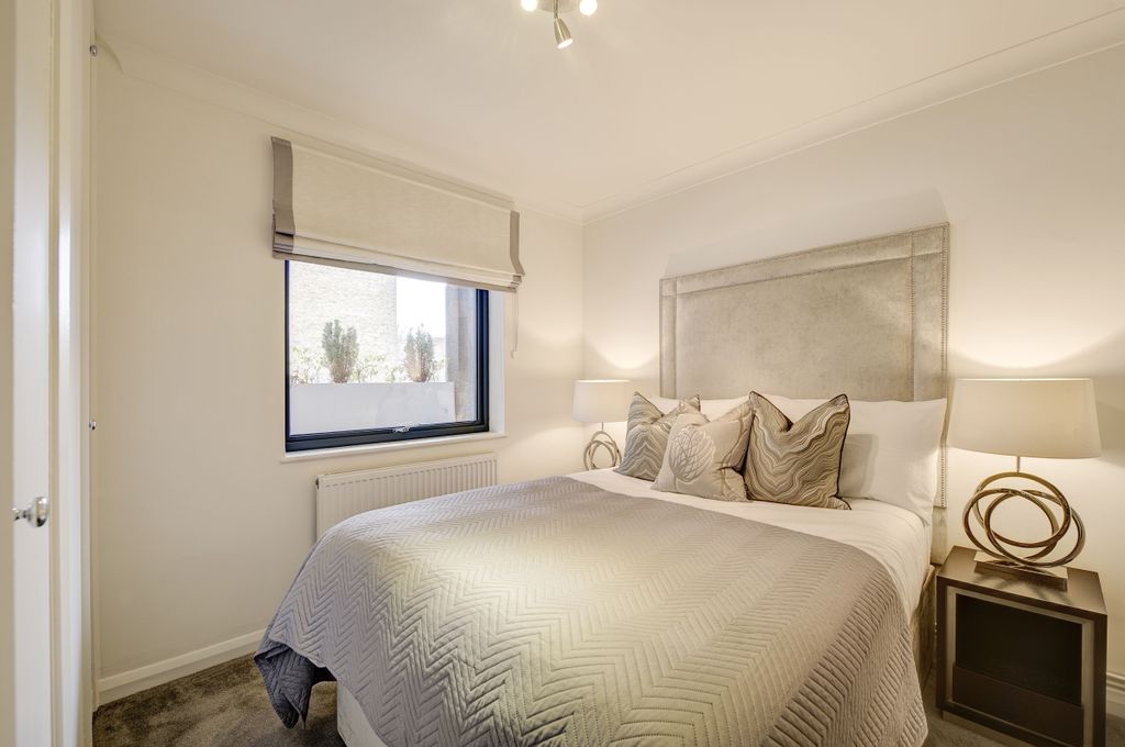 Property photo 2 of 10 6 At 161 Fulham R...