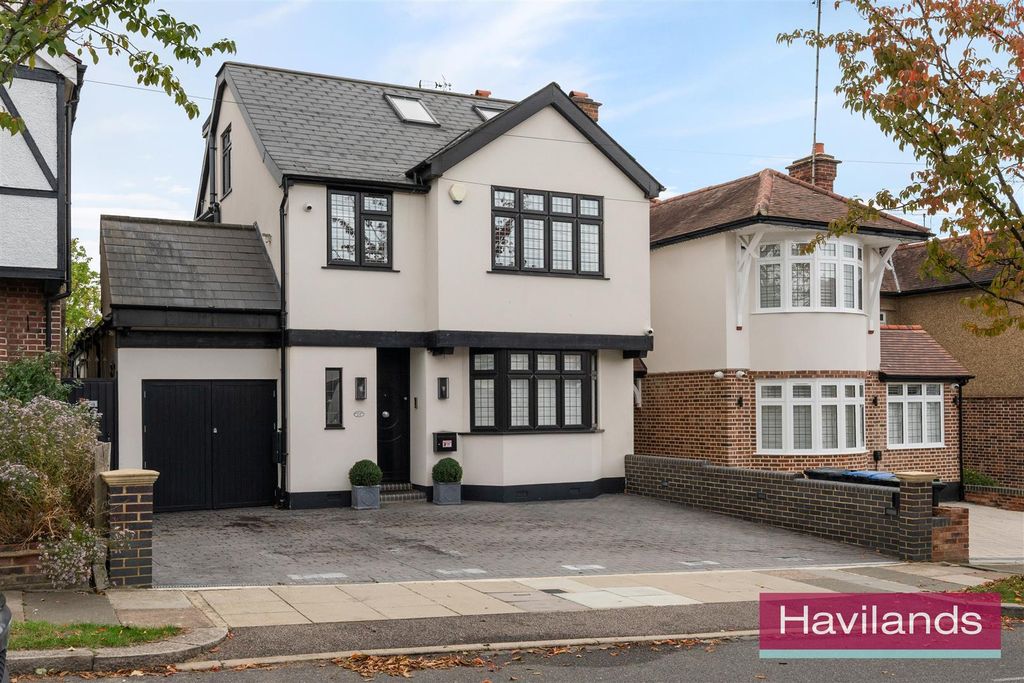 Property photo 1 of 22 Broadfields Avenue-24.Jpg