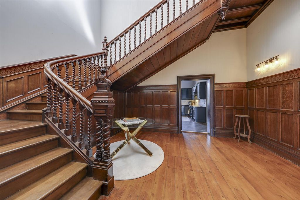 Property photo 3 of 43