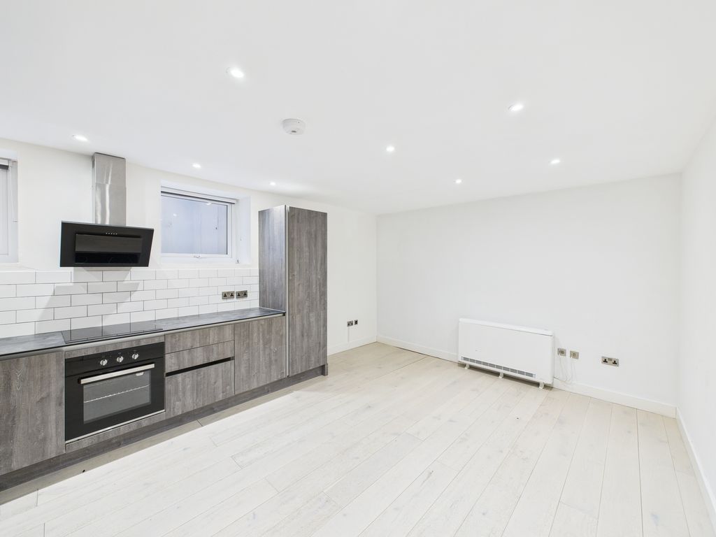 Property photo 1 of 4 Cam03519G0-Pr0417-Still003