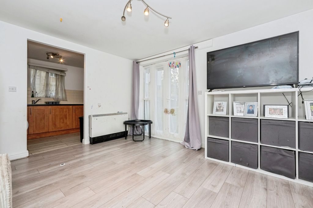 Property photo 3 of 13 Lounge