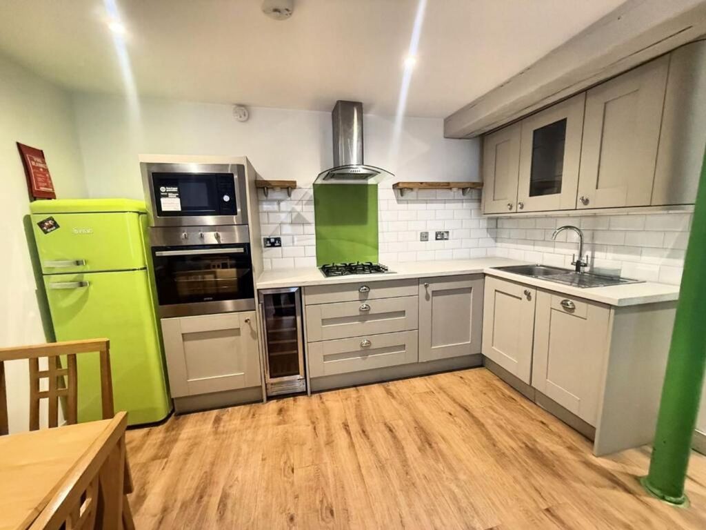 Property photo 3 of 7 Kitchen