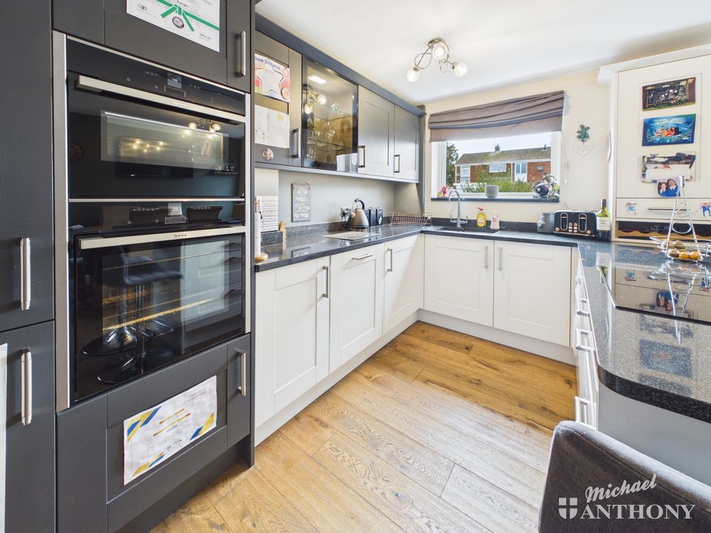 Property photo 3 of 11 Kitchen