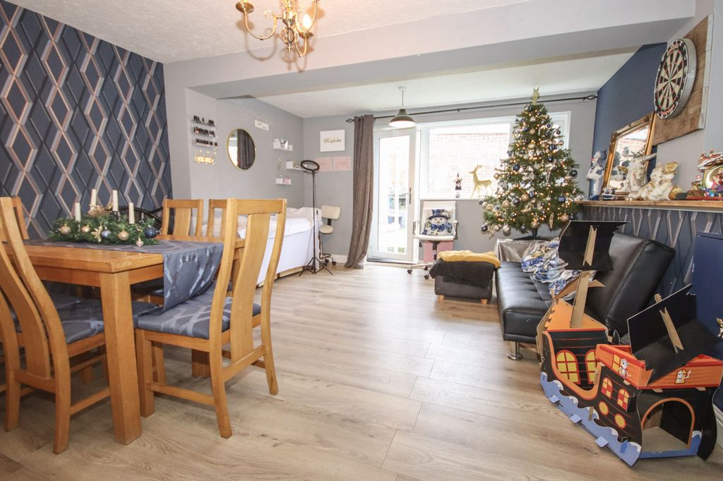 Property photo 3 of 11 Lounge/Dining Room