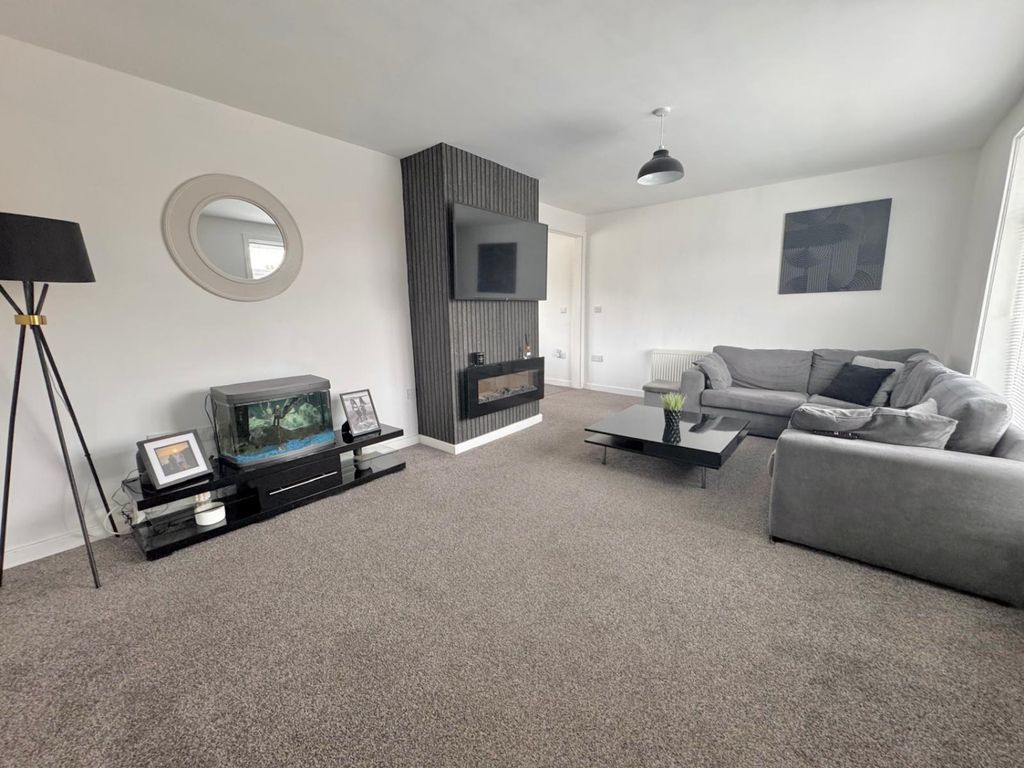 Property photo 3 of 16 1368Bfff-B8Ca-46c5-9F47-A6A743310671