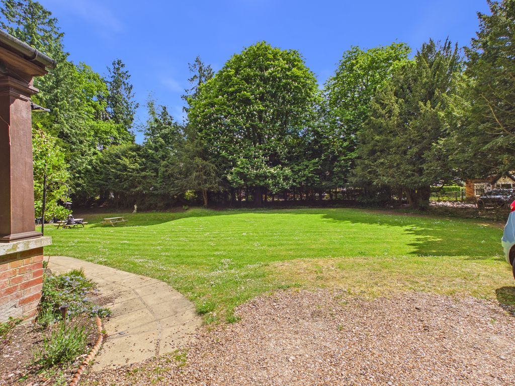 Property photo 2 of 17 Communal Gardens