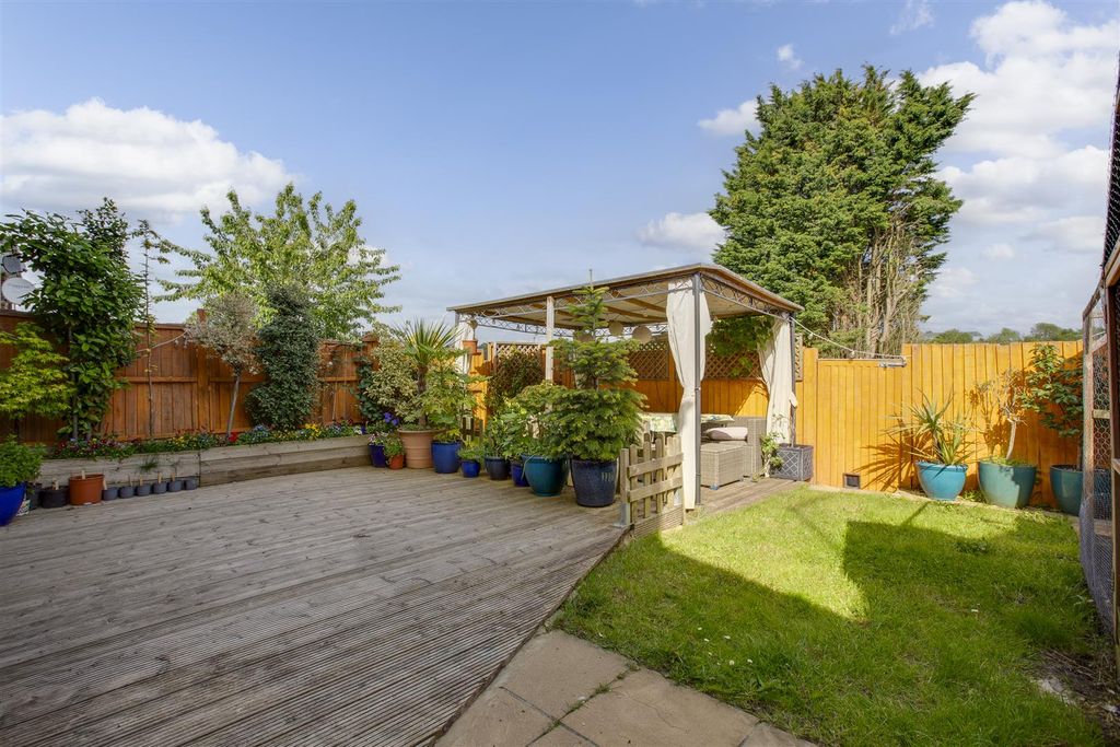 Property photo 2 of 15 15 Longland Way, Hp12 3Un-11.Jpg