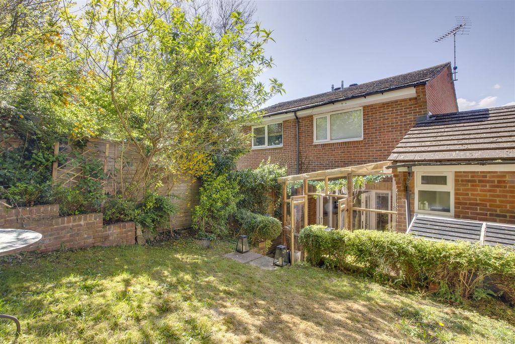 Property photo 2 of 15 65 Nicholas Gardens, Hp13 6Jg-8.Jpg
