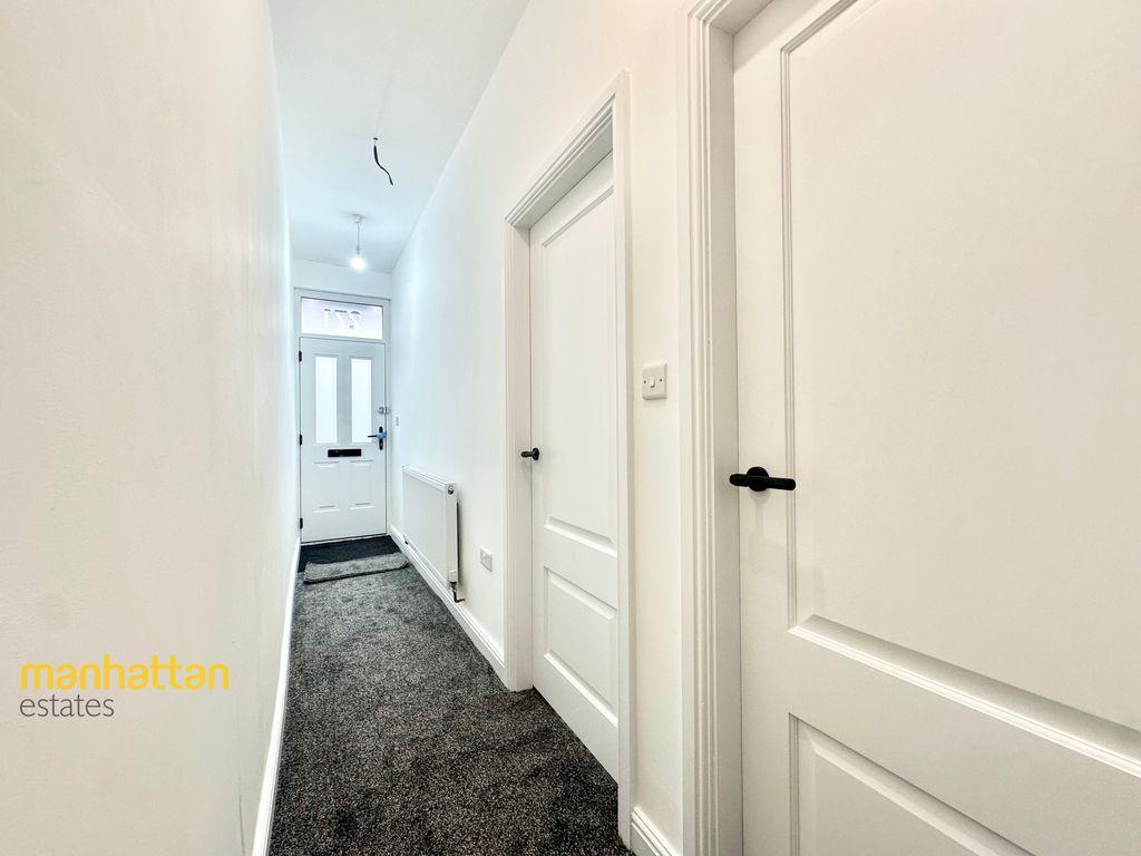 Property photo 2 of 23 Hallway