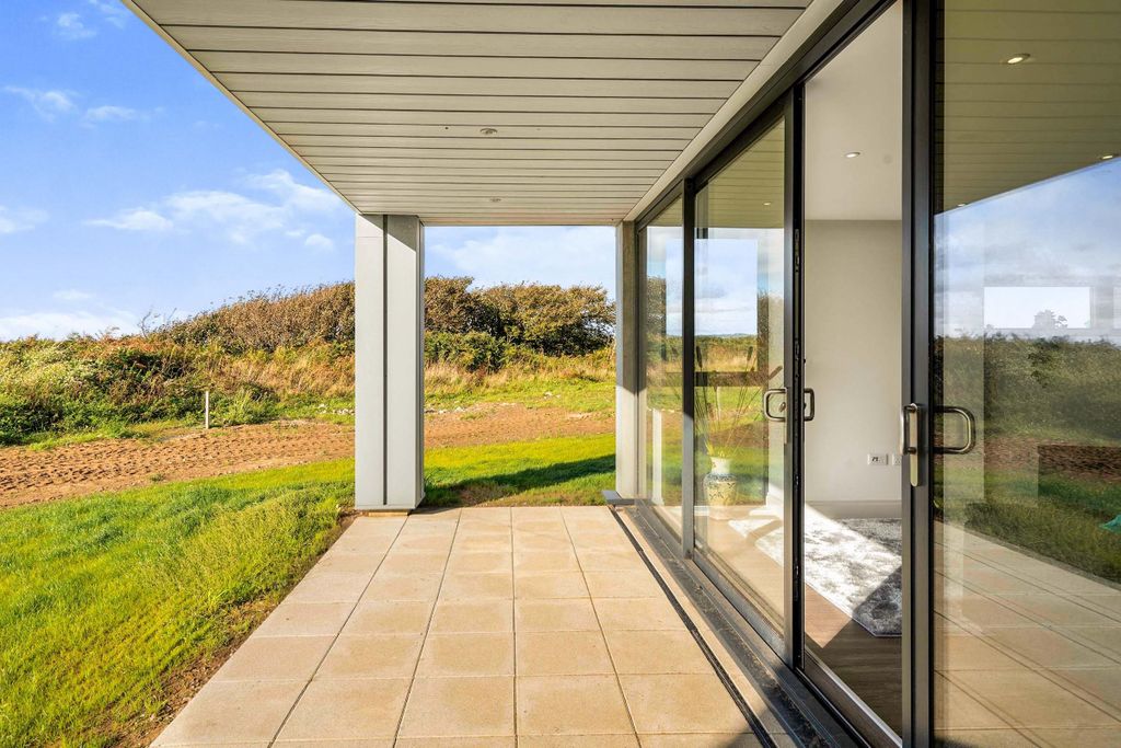 Property photo 3 of 15 Terrace