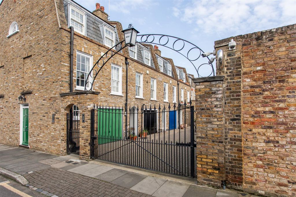Property photo 1 of 22 Gated Mews