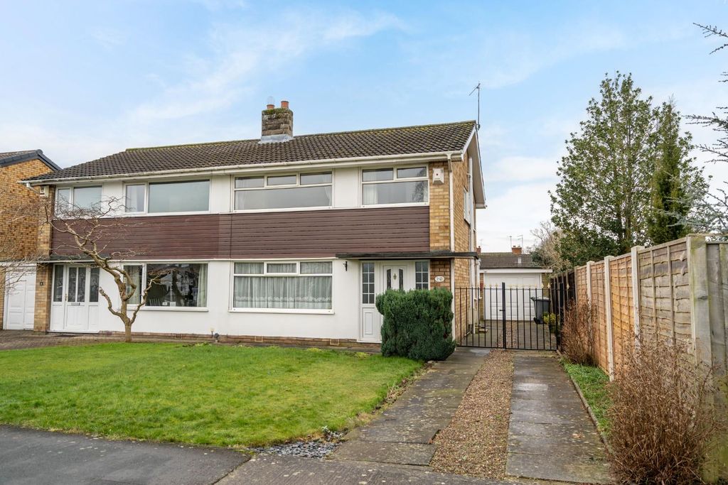 Property photo 1 of 16 Vanburgh Road.Jpg