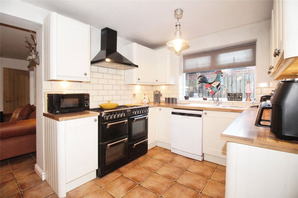 Property photo 2 of 18 Living Kitchen