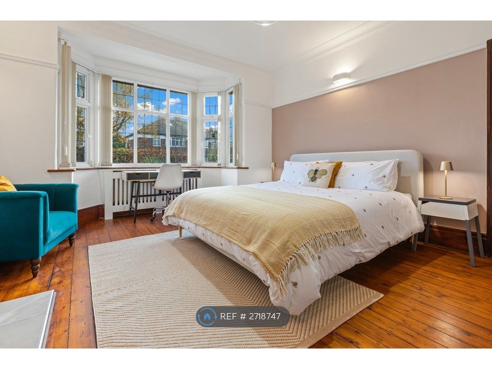Property photo 3 of 14 Elegant Room - Seating Area & S.King Size Dusk Bed