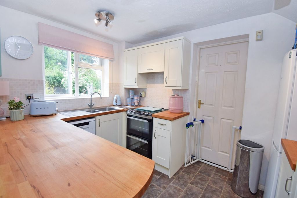 Property photo 3 of 17 Kitchen