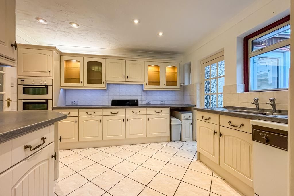 Property photo 3 of 20 Kitchen