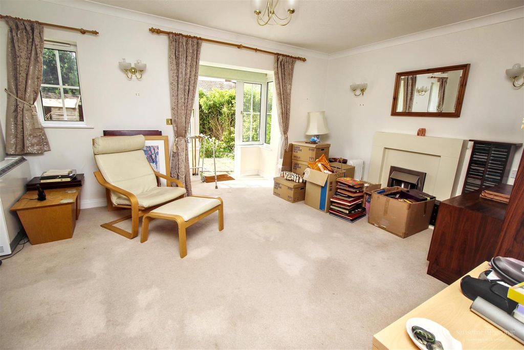 Property photo 3 of 10 Living Room