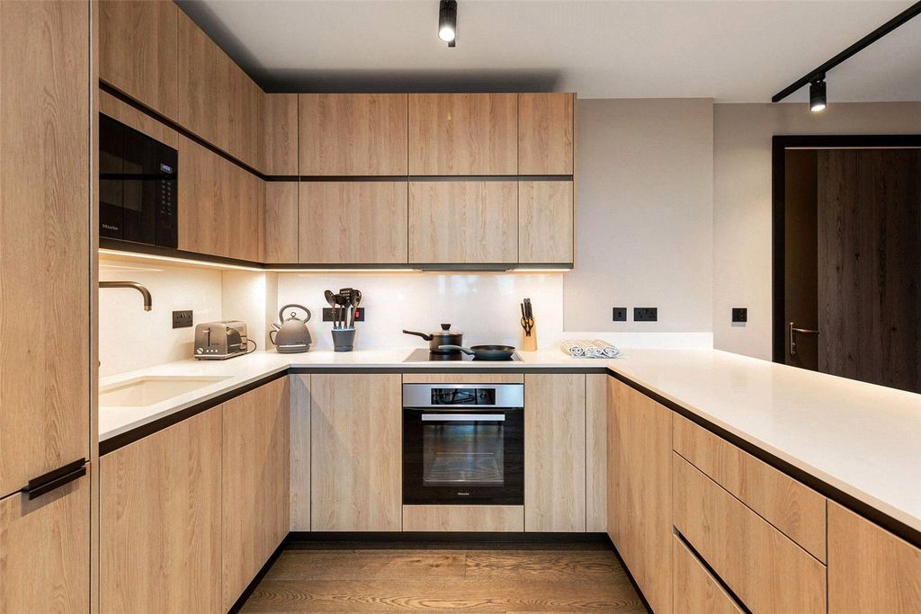 Property photo 3 of 17 Kitchen