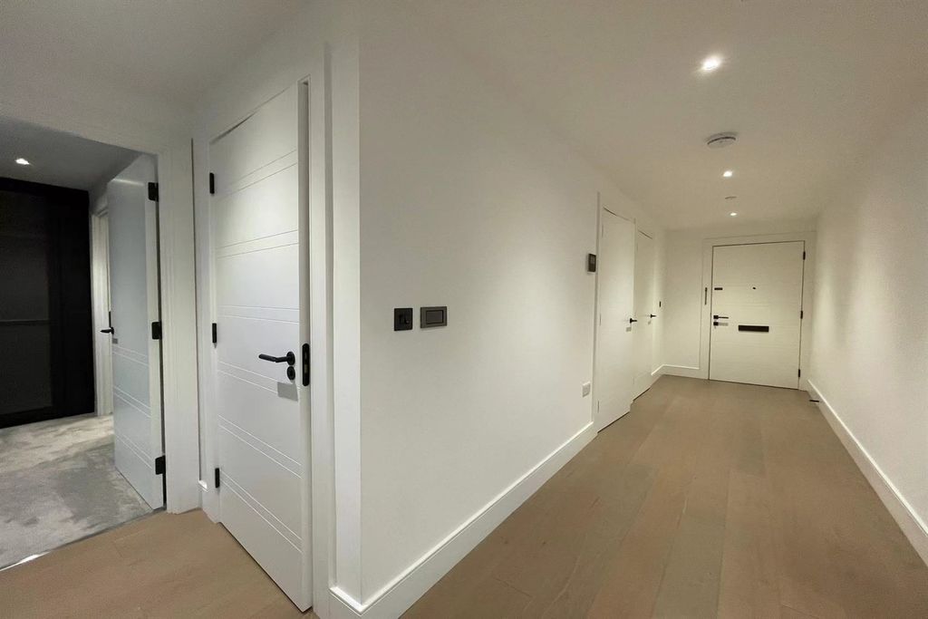 Property photo 2 of 7 Hallway