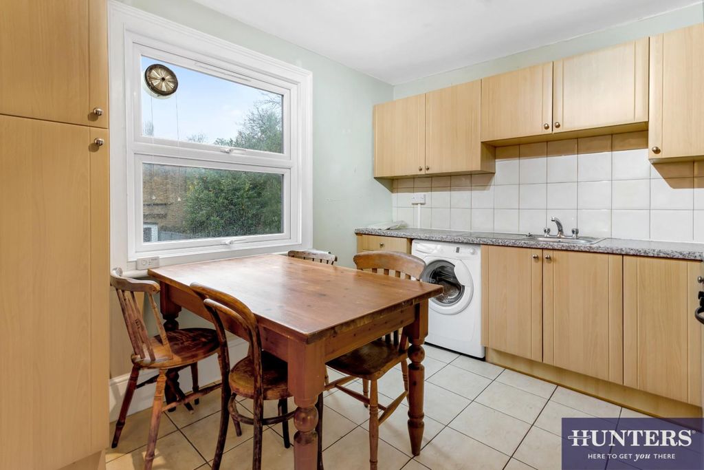 Property photo 3 of 10 Kitchen