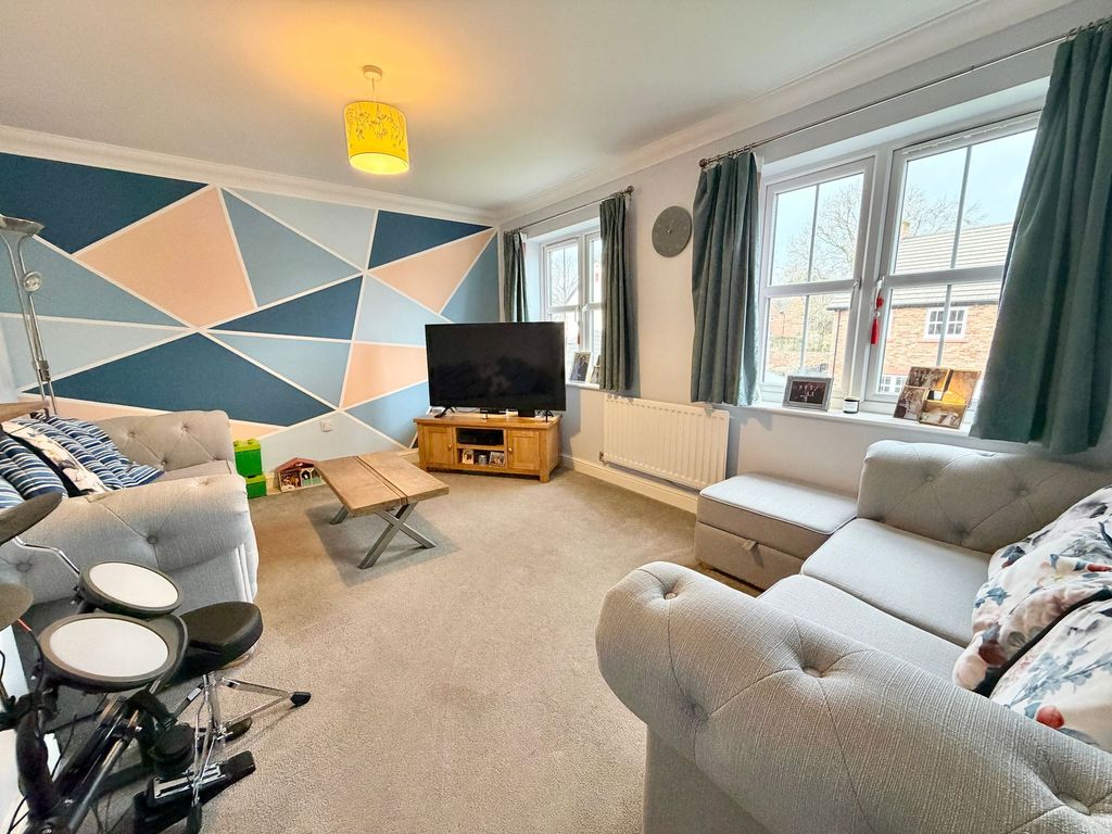 Property photo 2 of 16 Lounge