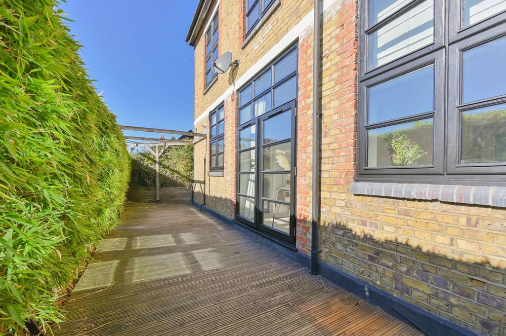 Property photo 3 of 23