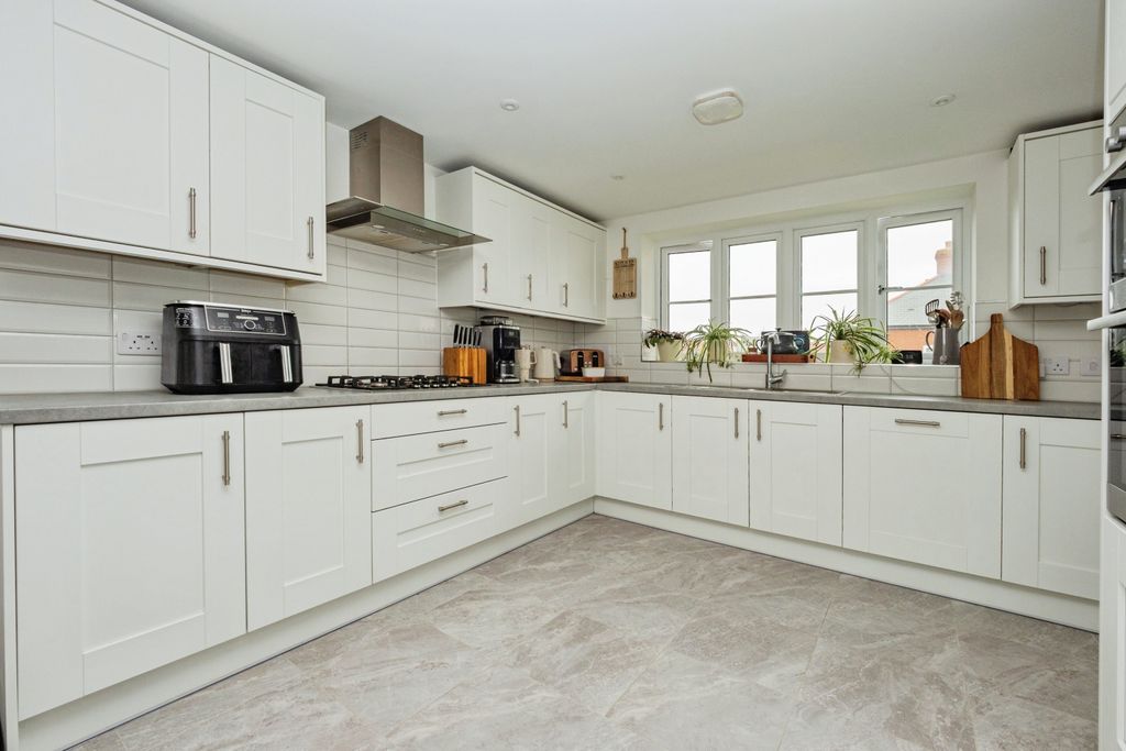 Property photo 3 of 20 Kitchen