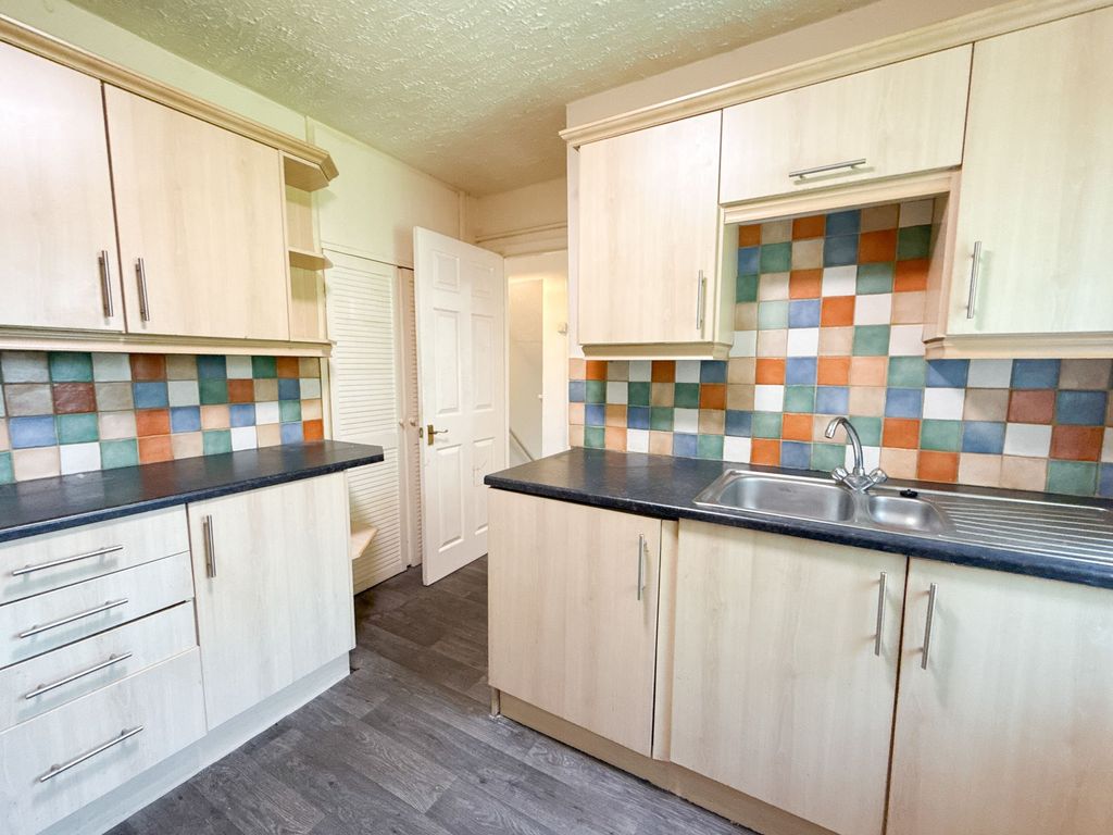 Property photo 3 of 8 Kitchen