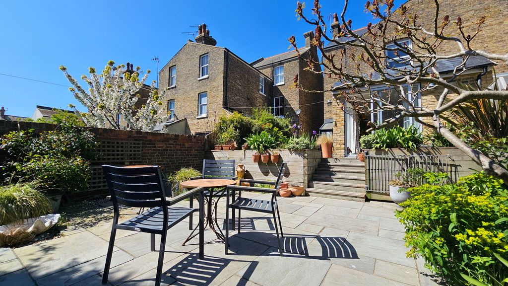 Property photo 2 of 31