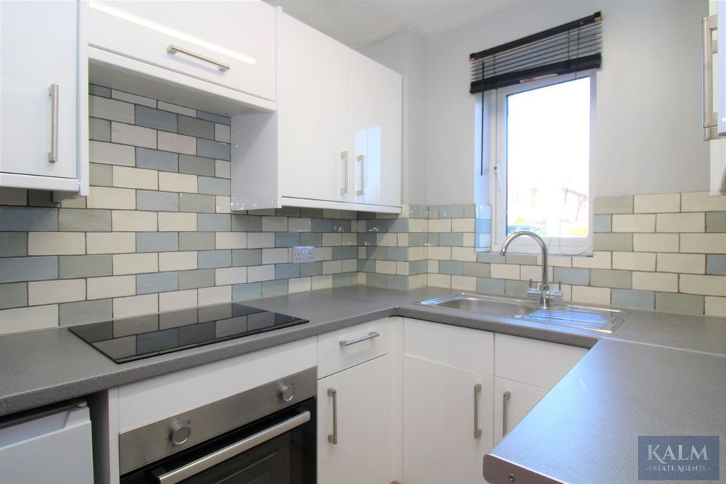 Property photo 2 of 7 Kitchen