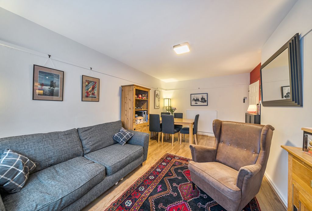 Property photo 3 of 11 1403988-10-697Cda...