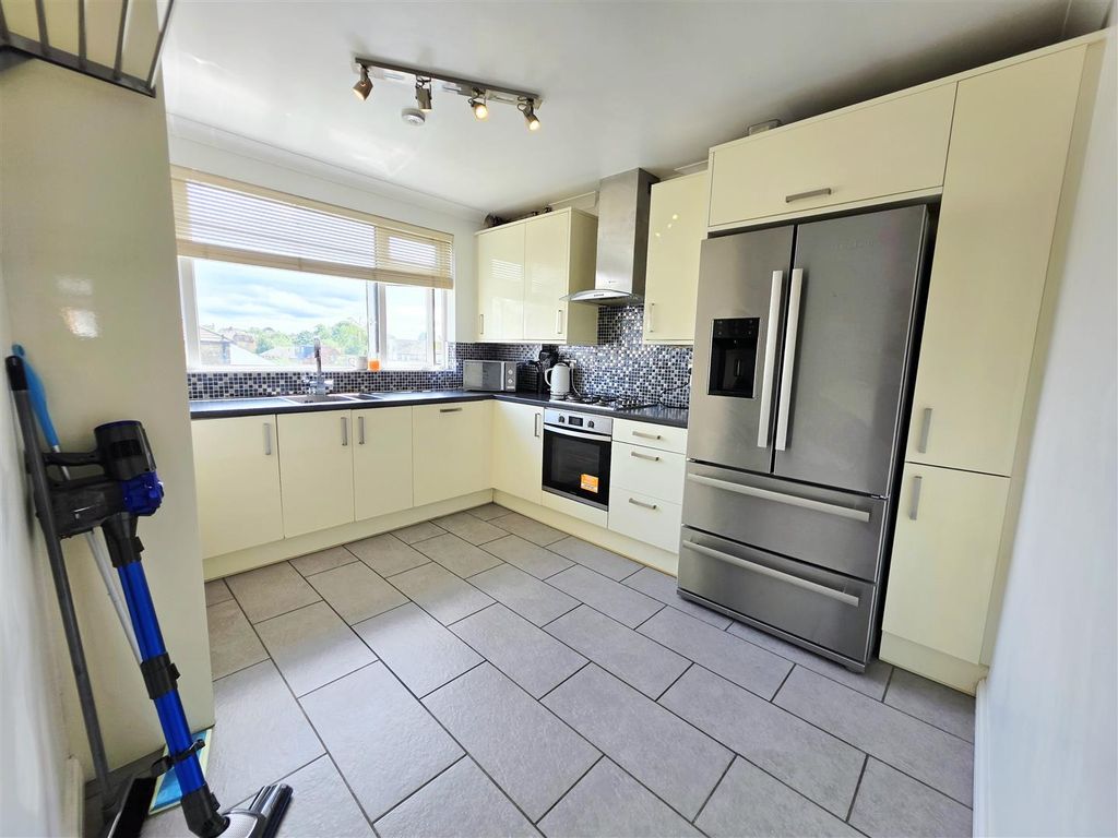 Property photo 3 of 9 Kitchen