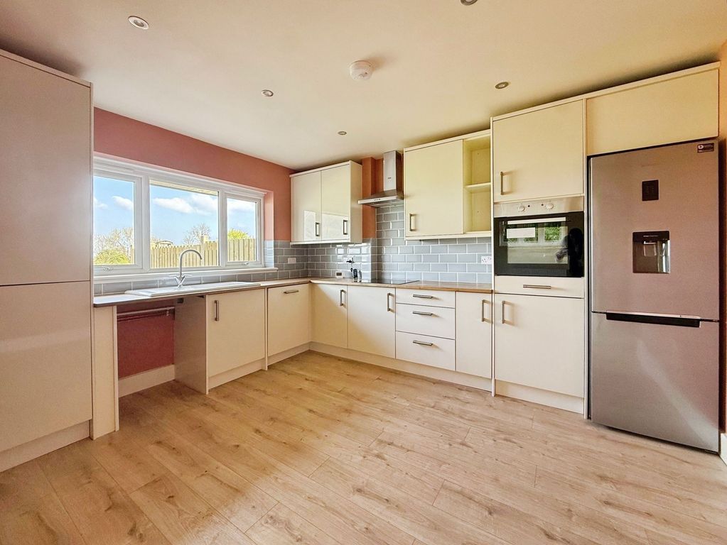 Property photo 3 of 16 Kitchen/Diner