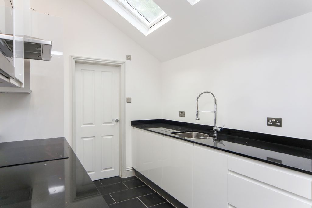 Property photo 3 of 10 Kitchen