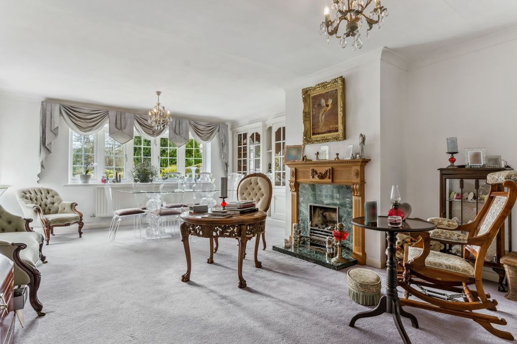 Property photo 3 of 23 Dining (2)