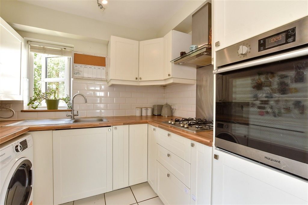 Property photo 3 of 9 Kitchen